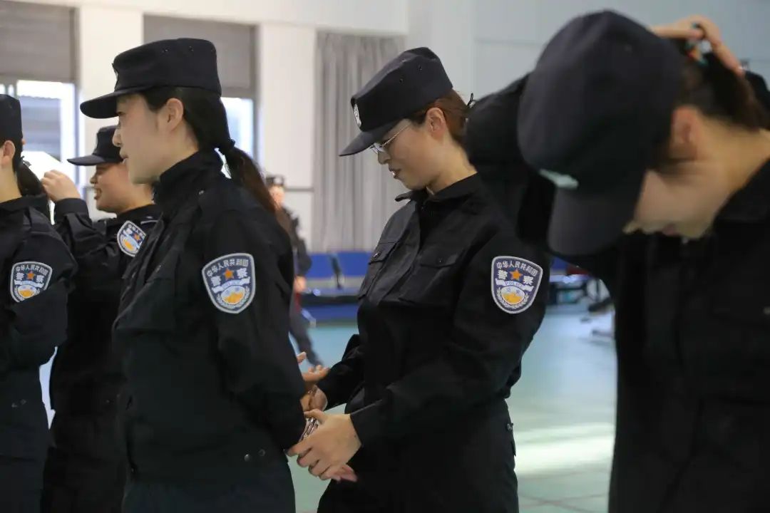 女警如何出装暴力_女警如何出装暴力_女警如何出装暴力